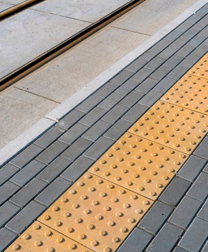 bande podotactile jaune en bord de rail
